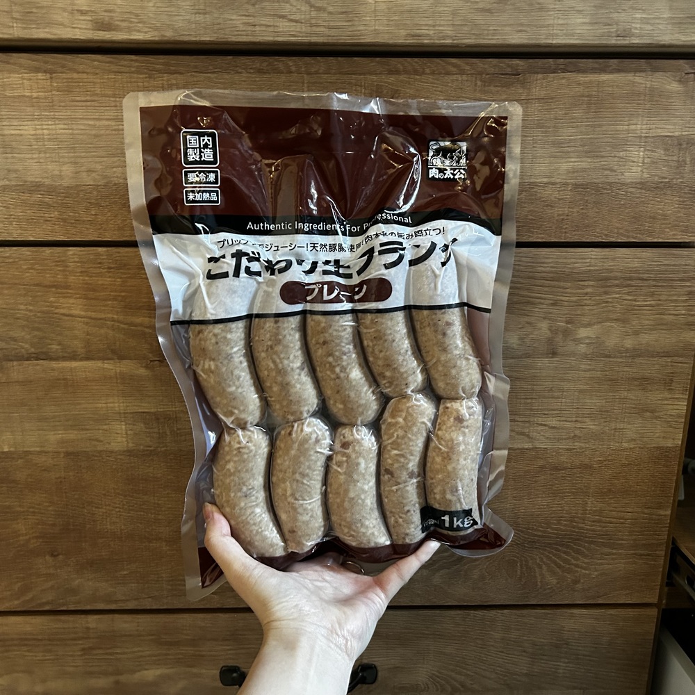 業務スーパーのこだわり生フランク(1kg)。冷凍10本入りのパッケージ。