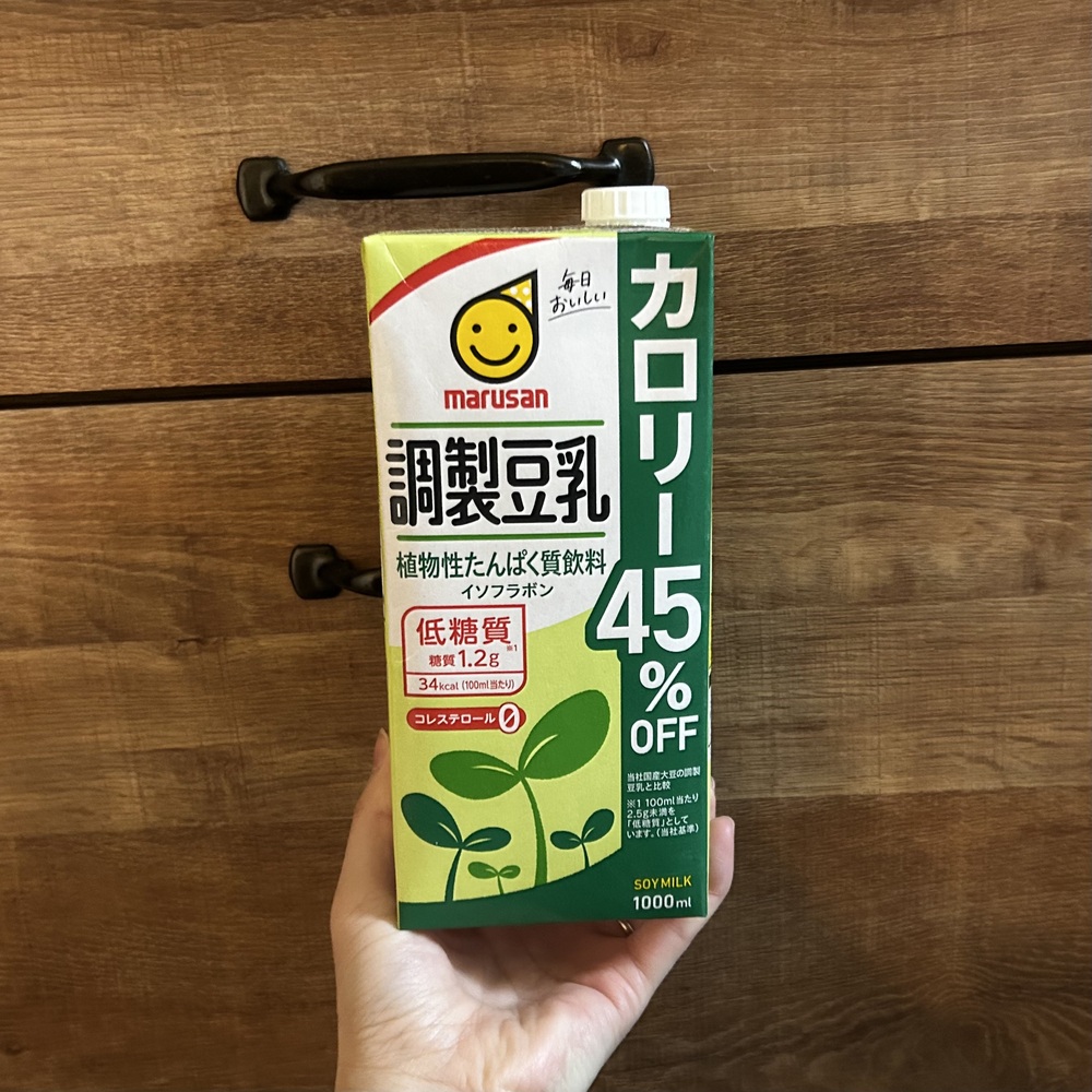 業務スーパーの1L調製豆乳。注ぎ口が真上で跳ねやすいが、低価格・低カロリー。