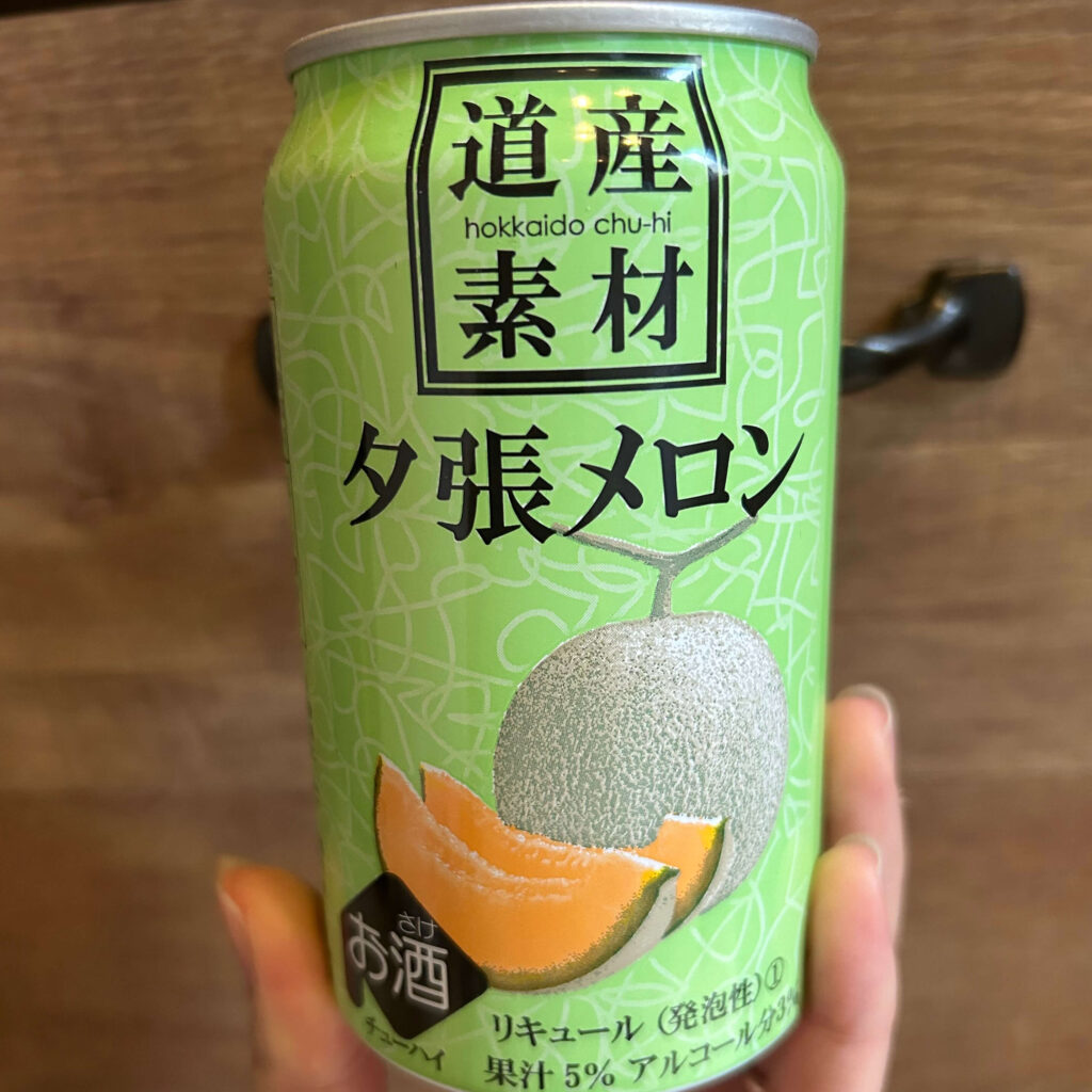 北海道産夕張メロン果汁を使用した「道産素材 夕張メロン」の缶のデザイン。