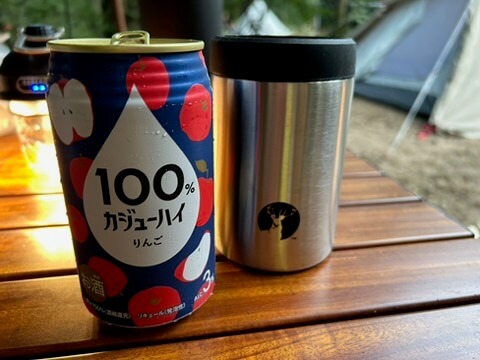 ポップなイラストが可愛い「100％ カジューハイ りんご」の缶。果汁100％の贅沢なチューハイ。