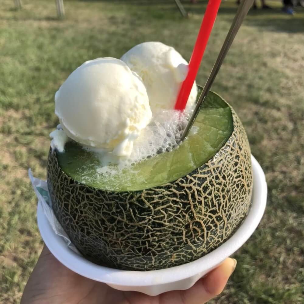 ロッキン名物のメロンまるごとクリームソーダ