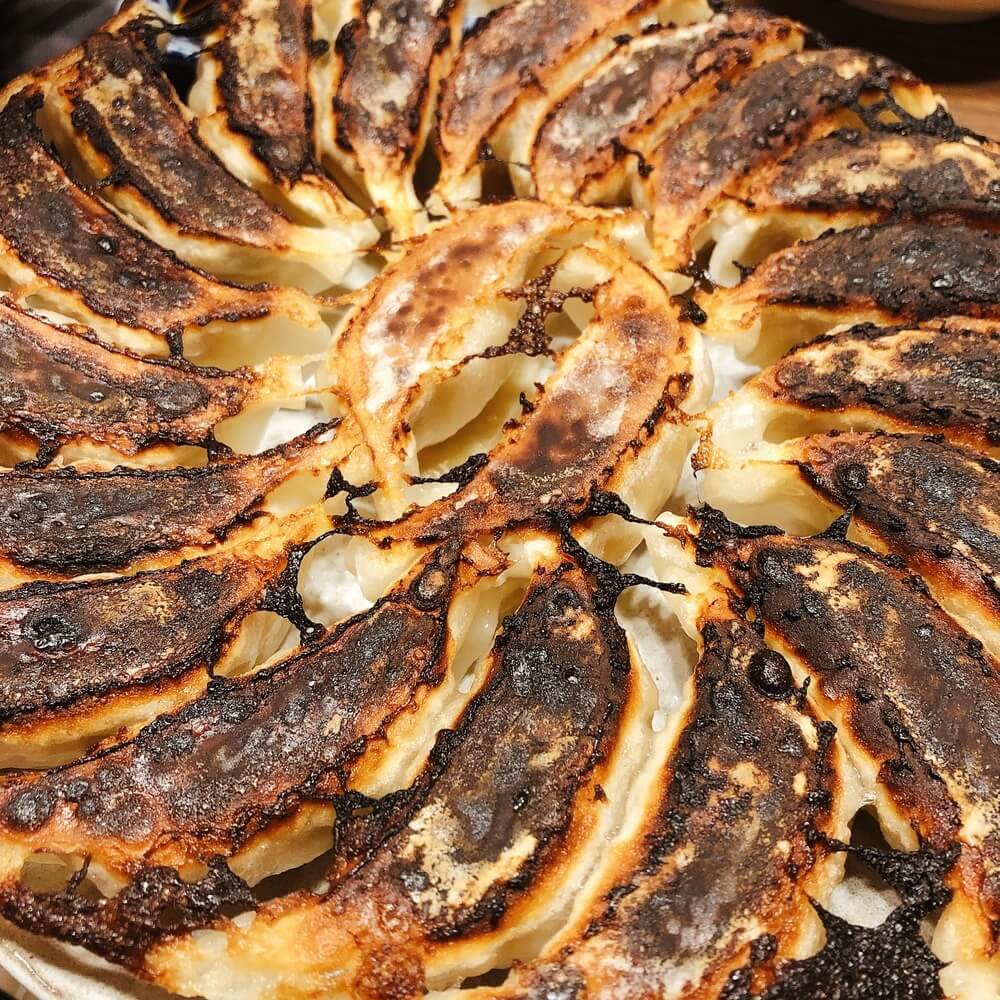 フライパンで円形にこんがり焼いた浜松餃子