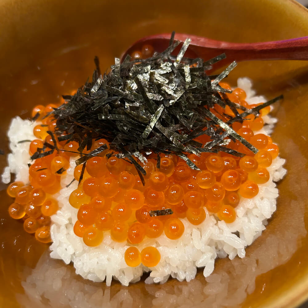 白米の上に刻み海苔とたっぷり盛り付けた白糠町のいくら丼