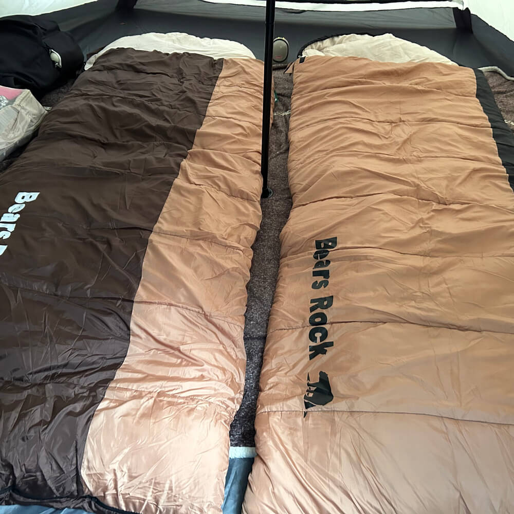 ワンポールテント内に並べたBears Rockの封筒型シュラフ(左:タフブラウン、右:モカライン)
